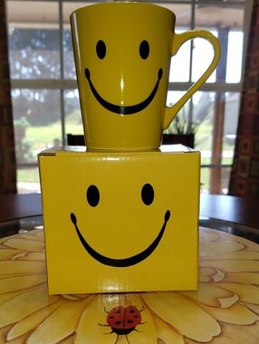 💘🖤 NEW BURTON & BURTON YELLOW SMILEY HAPPY FACE 14 OZ COFFEE CUP MUG STONEWARE